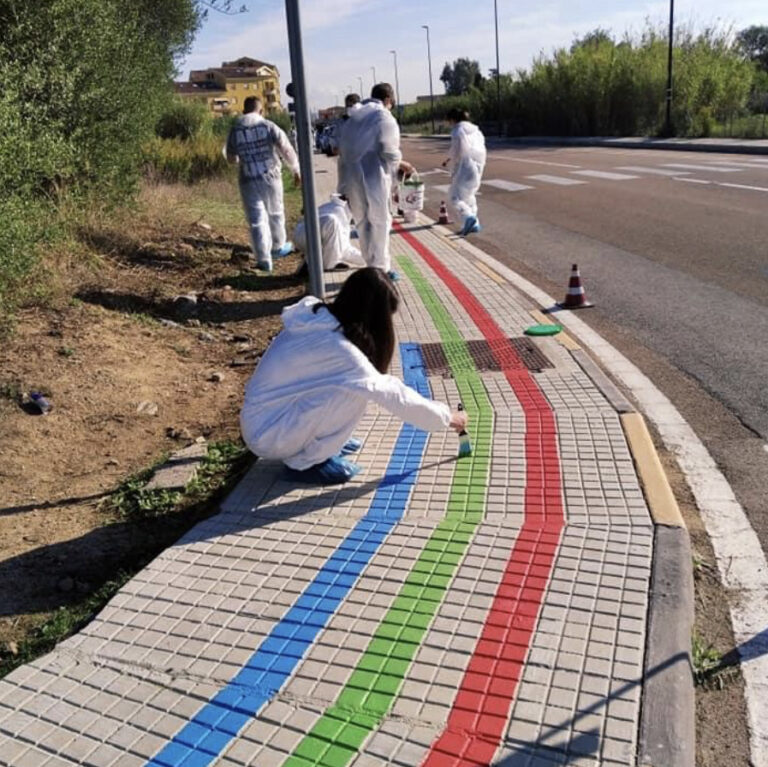 volontari e studenti che dipingono i percorsi pedonali colorati